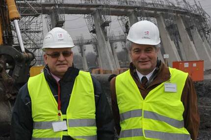 Manfred Ungethüm (l.), GF des Trianel Kohlekraftwerks Lünen, erläutert Bürgermeister Hans Wilhelm Stodollick, (r.), den Baufortschritt. Quelle: Trianel Power Kohlekraftwerk Lünen GmbH & Co. KG