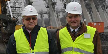 Manfred Ungethüm (l.), GF des Trianel Kohlekraftwerks Lünen, erläutert Bürgermeister Hans Wilhelm Stodollick, (r.), den Baufortschritt. Quelle: Trianel Power Kohlekraftwerk Lünen GmbH & Co. KG