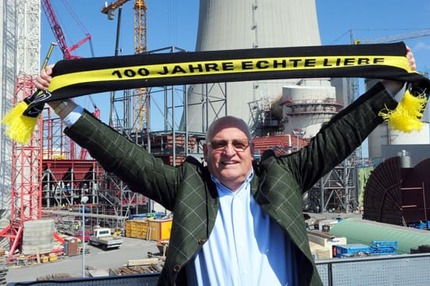Manfred Ungethüm, Geschäftsführer des Trianel Kohlekraftwerks Lünen, freut sich über den Fortschitt auf der Kraftwerksbaustelle und natürlich über den Meistertitel der Dortmunder Kicker.