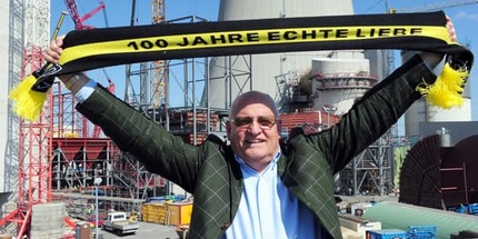 Manfred Ungethüm, Geschäftsführer des Trianel Kohlekraftwerks Lünen, freut sich über den Fortschitt auf der Kraftwerksbaustelle und natürlich über den Meistertitel der Dortmunder Kicker.