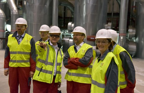Die Staatskanzlei NRW informiert sich über die Funktionsweise des Kraftwerks.