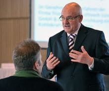 Manfred Ungethüm im Dialog mit Einwender gegen die 6. Teilerrichtungsgenehmigung