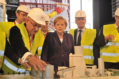2010 - Bundeskanzlerin Angela Merkel besucht das Kraftwerk während der Bauphase.